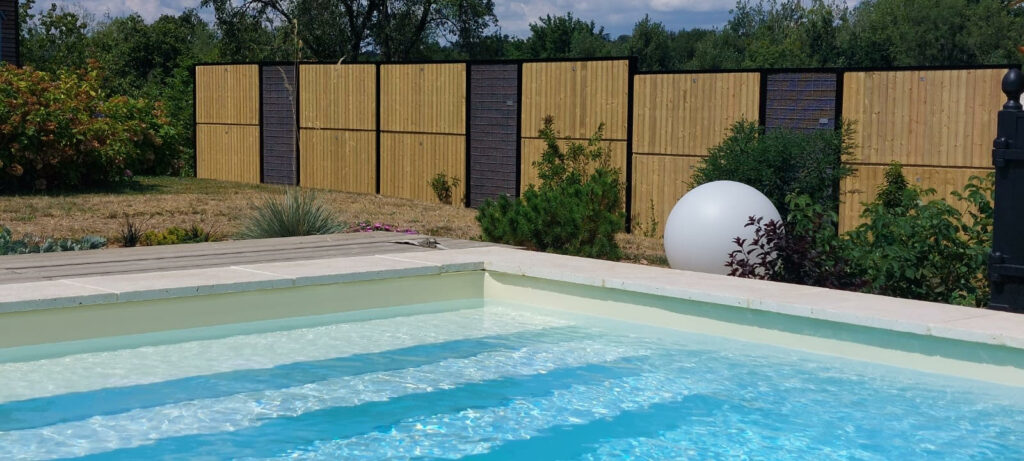 clôtures décoratives mix bois métal gravillons kapamex sonomuro ambiance jardin piscine 2