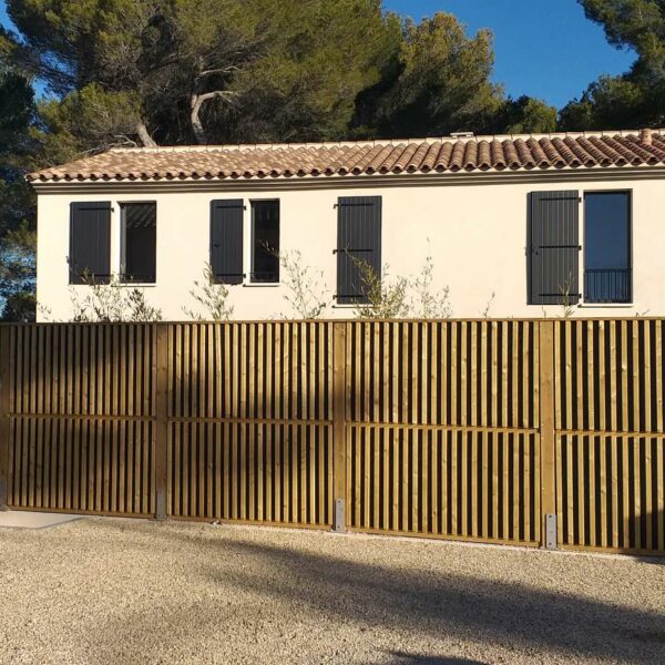 mur antibruit jardin Sonowall une face absorbante bardage lames verticales habitat résidentiel
