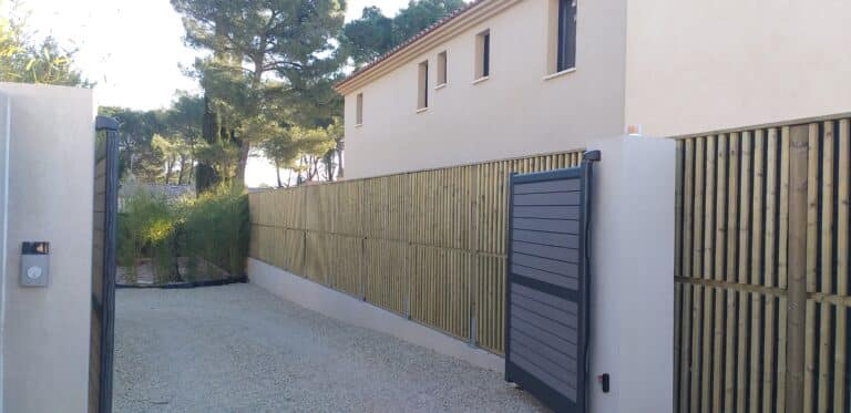 mur antibruit jardin sonowall une face absorbante bardage lames verticales habitat résidentiel allée privative