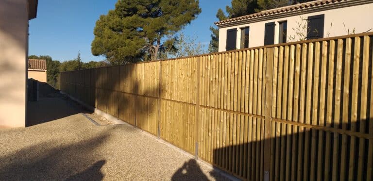 mur antibruit jardin sonowall une face absorbante bardage lames verticales habitat résidentiel pose solin beton