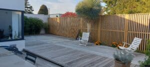 mur antibruit jardin piscine privee sonowall une face absorbante bardage lames verticales habitat residentiel