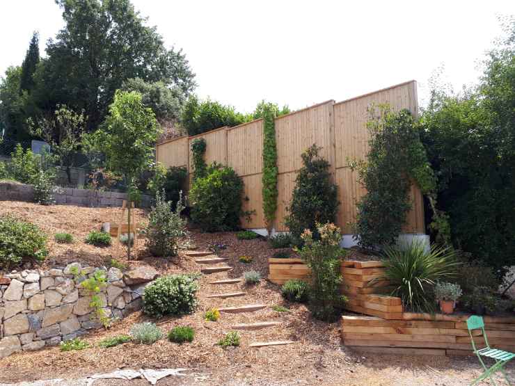 cloture anti bruit jardin en pente sonowall une face reflective bardage lames rainures languettes.jpg