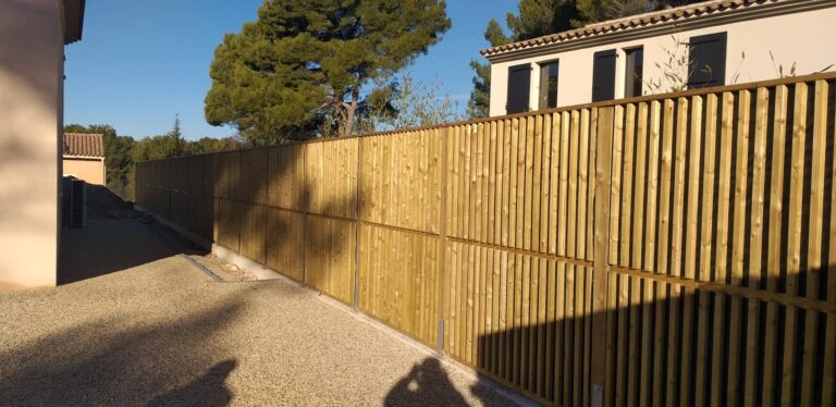 mur antibruit jardin sonowall une face absorbante bardage lames verticales habitat residentiel pose solin beton scaled.jpg