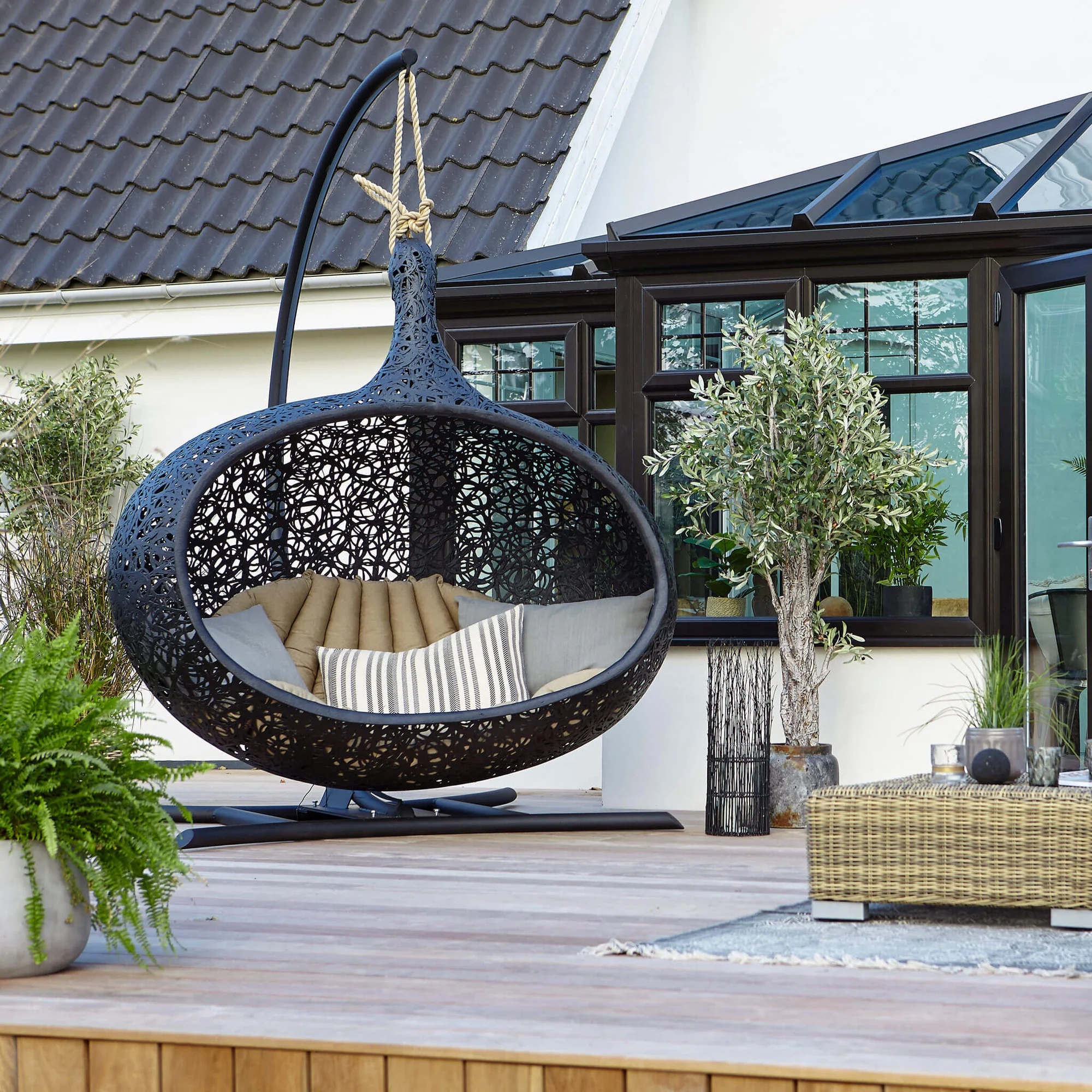 Cocon Bios Hide avec pied sur une terrasse
