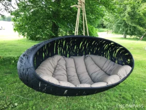 Cocon Bios Alpha suspendu avec matelas dans un jardin