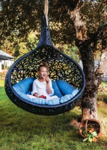 Cocon Bios Nest suspendu avec une fille à l'intérieur